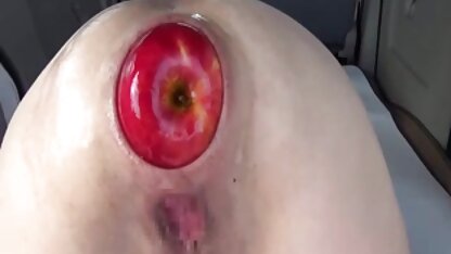 دختری با موهای بلند که سینه های کوچک کانال جوک های سکسی دارد انگشت خود را روی زمین جلوی دوربین می گذارد