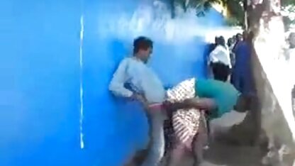 جوجه موهای تیره در جوراب ها و چکمه ها تمام سوراخ های او را در صندلی کانال فیلم وعکس سکسی پوشانده بود